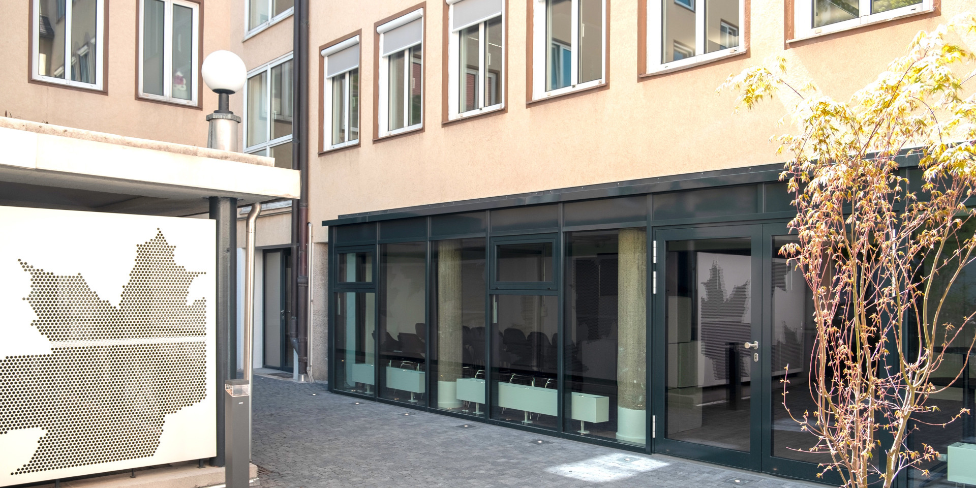 Theresienstraße, Durchgang